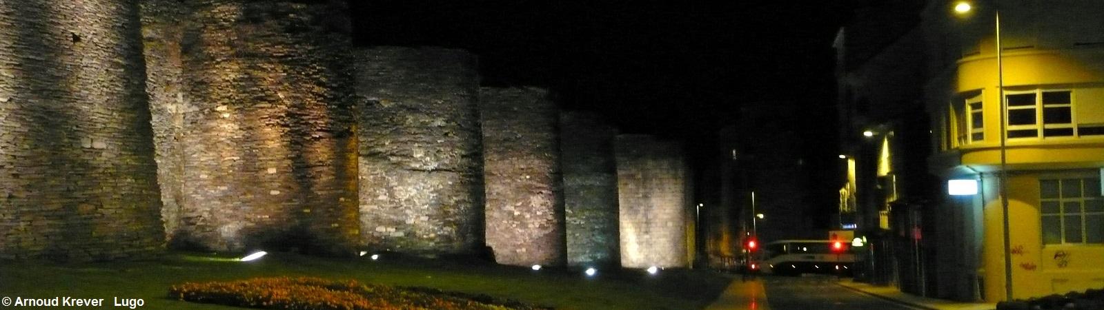 10PRI 0703 Lugo, stadsmuur bij nacht