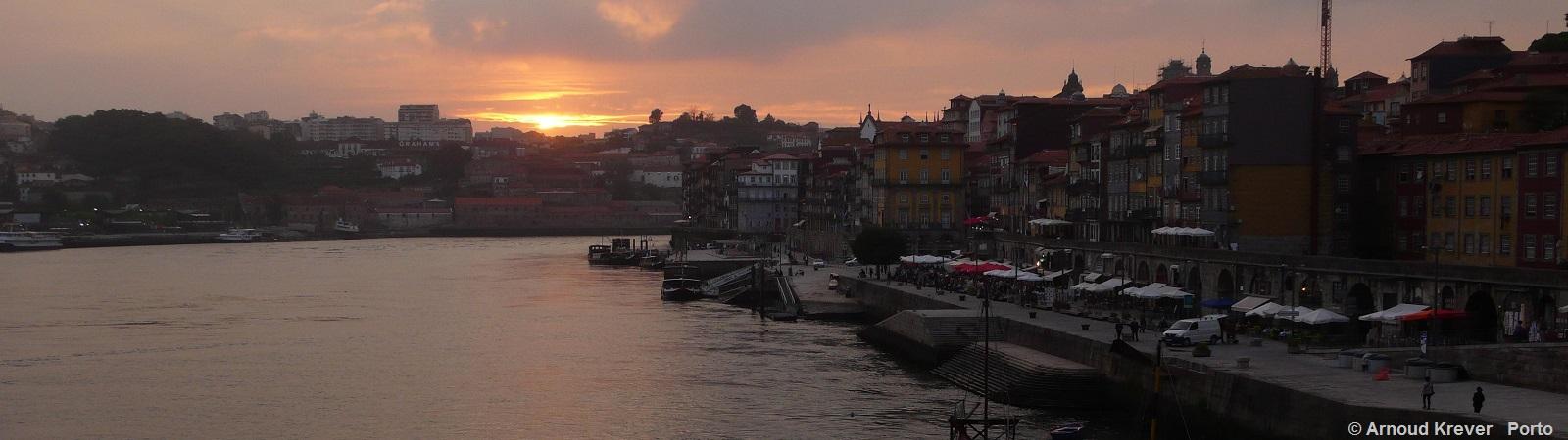 10Portugués1 124 Porto, avondlucht boven de Douro, vanaf Cais da Ribeira