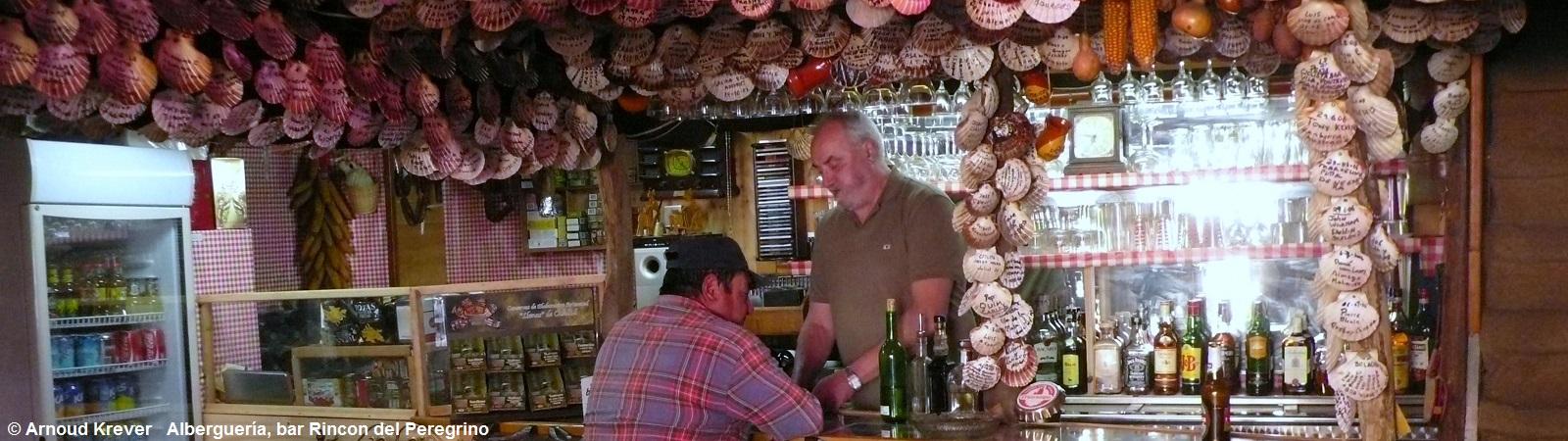 33. Plata1159 Alberguería, bar Rincon del Peregrino, barhouder en klant