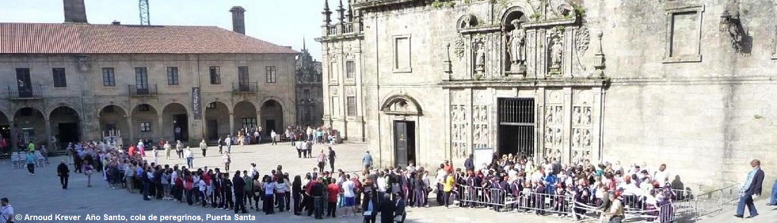 GranadaS 1492 Santiago, lange rij voor de Puerta Santa (2)