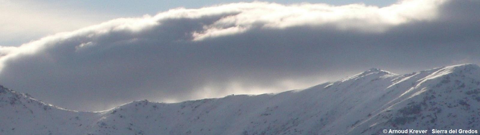 Plata0614 Een blik op de besneeuwde bergen in de vroege morgen